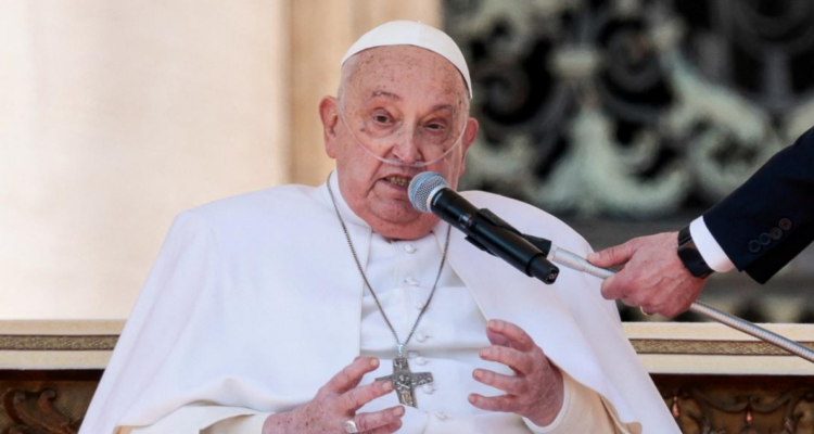 Papa Francisco aparece por sorpresa en la Plaza de San Pedro tras su hospitalización