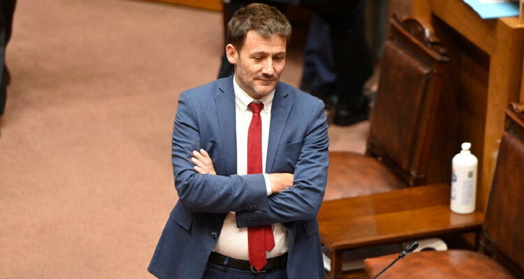 Ministro Pardow explica próxima alza de las cuentas de luz y apunta que sería del 7%