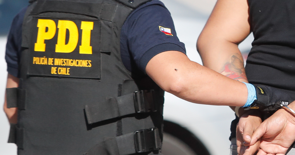 PDI con hombre esposado por detención de integrante de la RML
