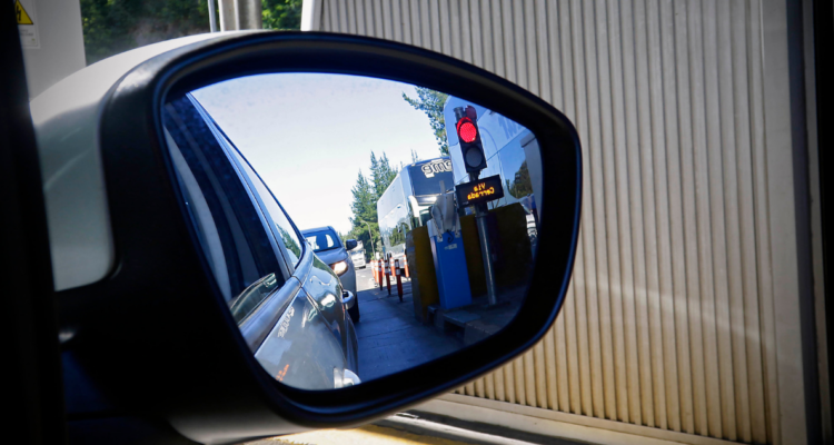 Vehículo pasando por peaje Quepe en La Araucanía