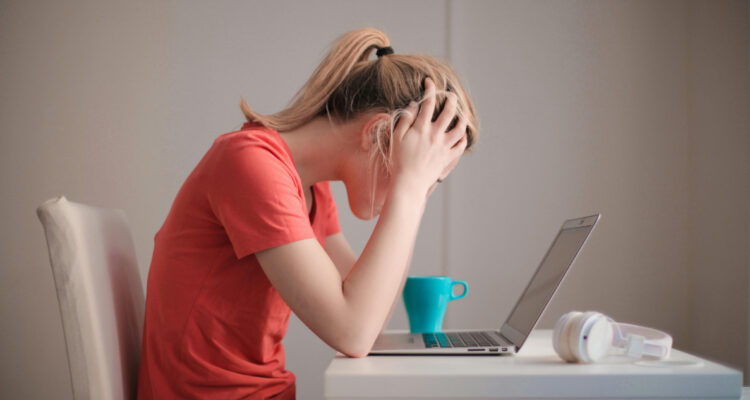 El uso de IA generativa hace más “tontas” a las personas en sus trabajos, según estudio de Microsoft