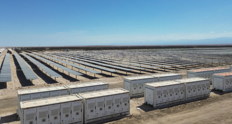 Inauguran en Chile la planta solar con almacenamiento en baterías más grande de Latinoamérica