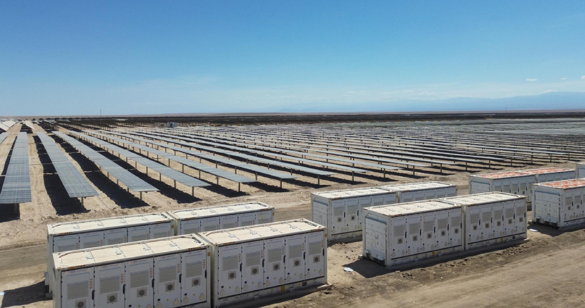 Inauguran en Chile la planta solar con almacenamiento en baterías más grande de Latinoamérica