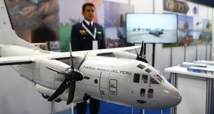Maqueta de avión de la Fuerza Aérea de Perú.