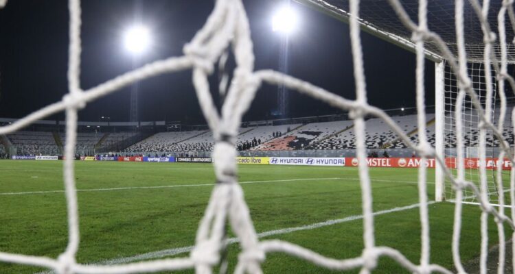 Periodistas argentinos que viajaron a cubrir a Racing ante Colo Colo no pudieron ingresar al estadio Monumental por drogas y alcohol
