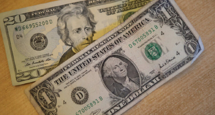 El dólar reanuda las caídas y rodea los $970 apoyado en la recuperación del cobre