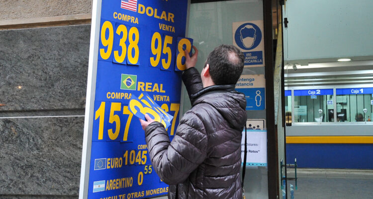 El peso chileno le dobla la mano a un dólar que anota caídas de $20, afectado por Donald Trump