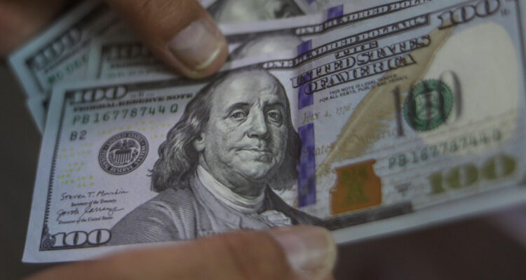 El dólar cerró con ganancias mientras los mercados se “tranquilizan” pero siguen atentos a Trump