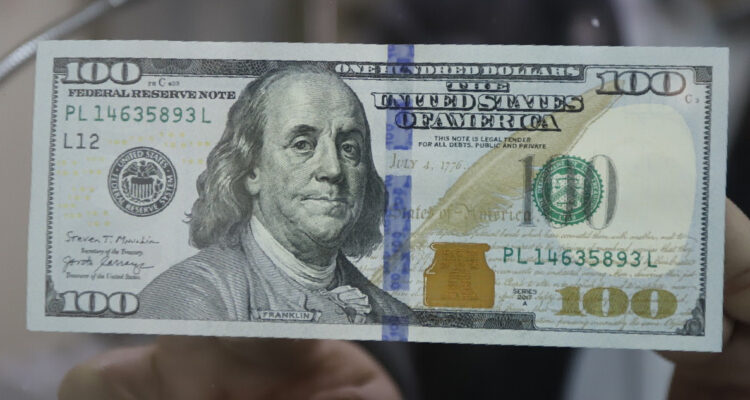 Dólar cierra jornada con ganancias: semana estará marcada por datos en EEUU, tasas e Imacec en Chile