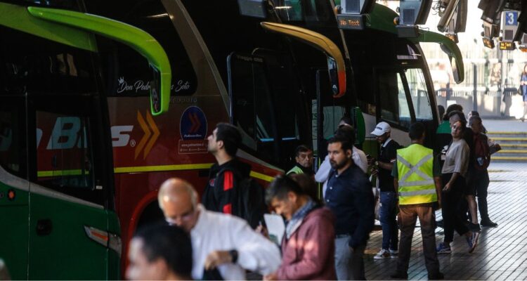 Cómo saber conocer el precio valor de los pasajes en auto bus y avión para viajar este fin de semana largo de Semana Santa 2025.