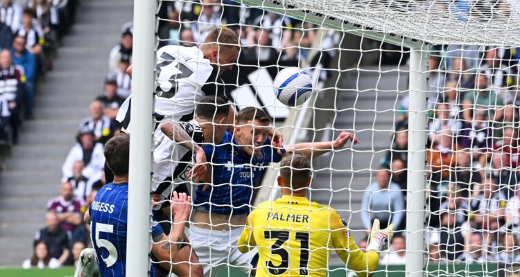 Newcastle goleó a Ipswich por la Premier League.