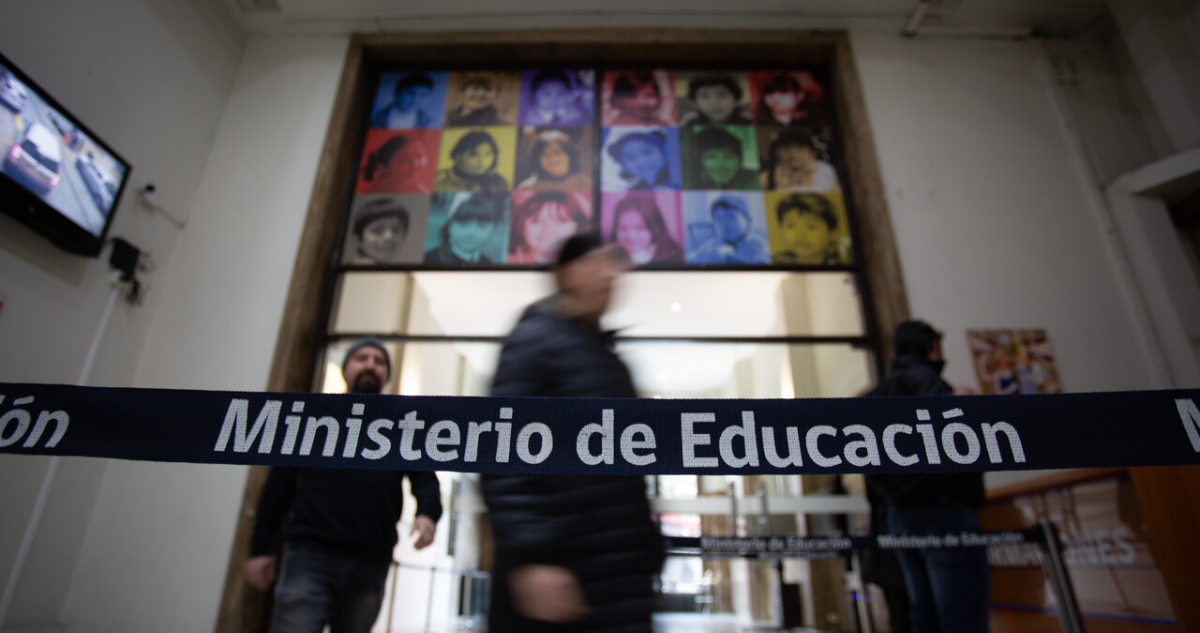 Profesores movilizados se encadenan en oficinas de la Secreduc en Punta Arenas