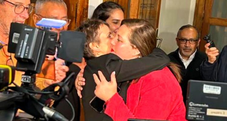 Carolina Tohá recibe con emoción respaldo del PS: Somos parte de una historia que reclama liderazgo