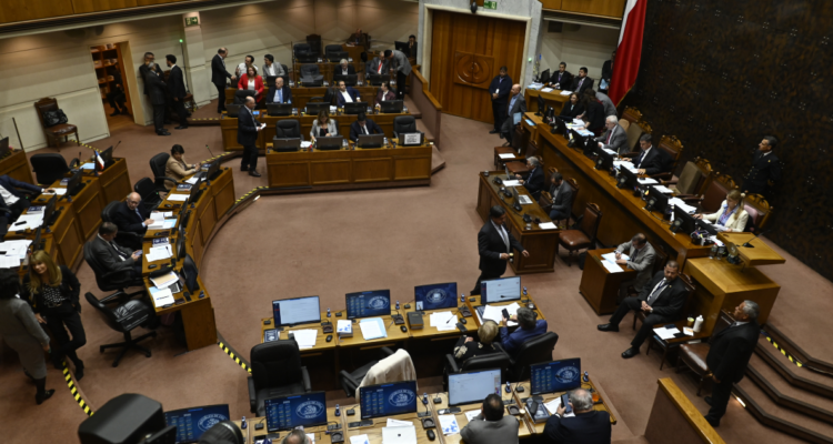 Revelan deudas de parlamentarios por no pagar contribuciones: dos superan los $100 millones