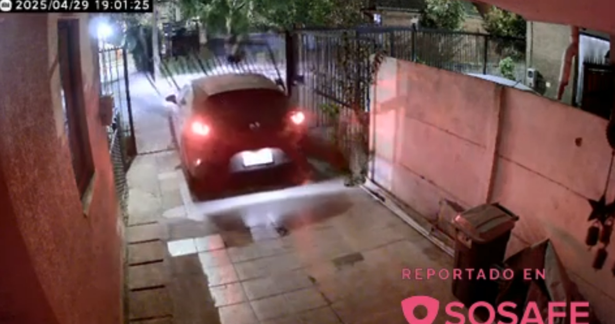 Delincuenten arrasan con portón para robar automóvil en vivienda de Maipú