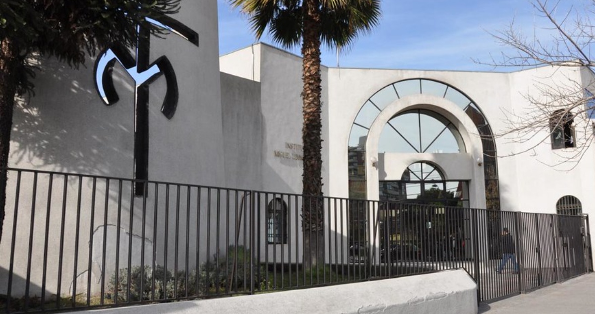 Separan a sacerdote de colegio de San Miguel tras denuncia de “conductas inadecuadas” con estudiante