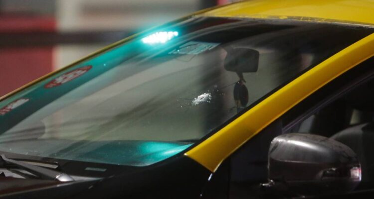 Justicia deja sin efecto sanción a taxista por decir “balsudo” a colega en Aeropuerto de Santiago