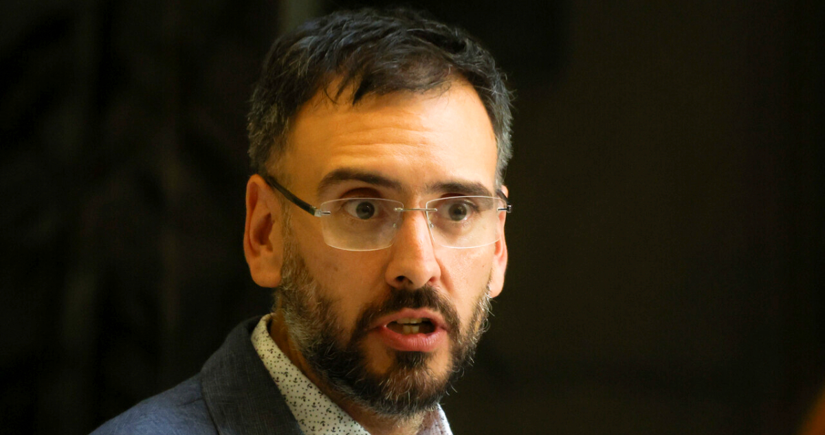 Se acentúa crisis en el PS: Tomás de Rementería baja su nombre para reemplazar a senadora Allende