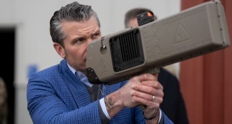 Pete Hegseth con aparato en las manos.