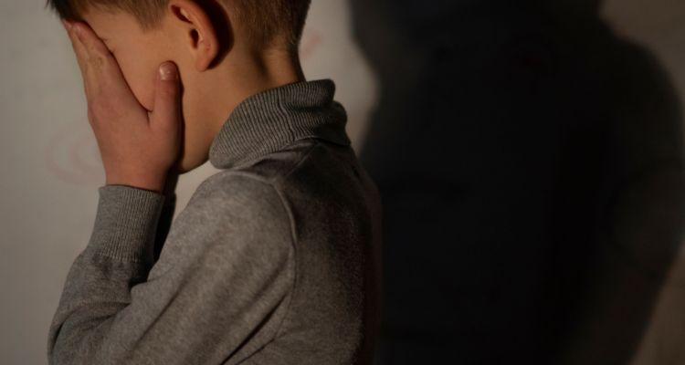 Maltrato infantil: En Chile, son más los niños que ingresan al servicio de protección que los niños que nacen