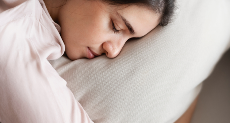 Qué aportes entrega una siesta corta y por cuánto tiempo debería extenderse para que sea beneficiosa