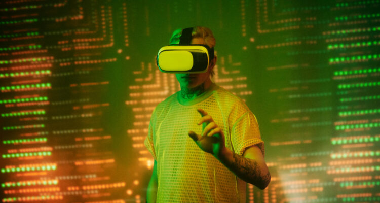 Físico propone teoría que sugiere que el universo es una simulación y la gravedad sería la prueba