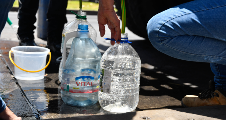Cerca de 2 mil personas siguen sin agua por rotura de matriz en San Juan de la Costa