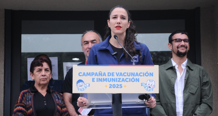 Subsecretaria Albagli reiteró llamado a vacunarse y cuestionó a quienes dudan de los beneficios