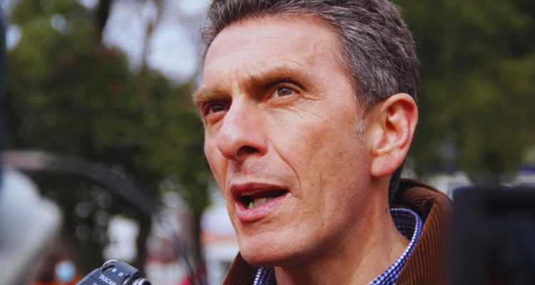 Tricel sanciona a alcalde de Chillán por abandono de deberes: 30 días de suspensión y 50% de sueldo