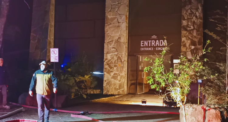 Incendio afecta a entrada de los Saltos del Petrohué: fuego habría comenzado en entretecho