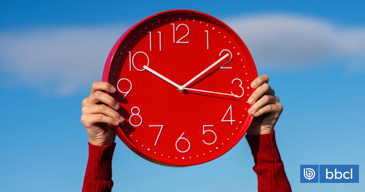 Este sábado se atrasan los relojes: a qué hora amanecerá y oscurecerá el domingo en Chile
