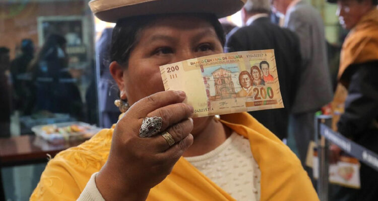 Bolivia fija incremento del 10% para el salario mínimo: será equivalente a unos 374 mil pesos chilenos