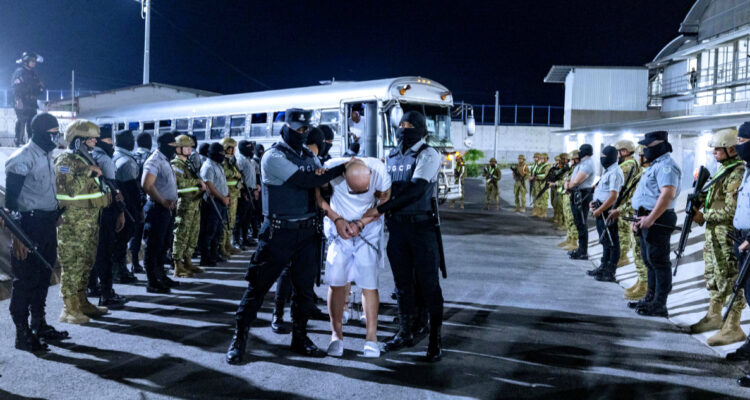 Suprema Corte permite a Gobierno de Trump continuar con deportación de venezolanos a El Salvador