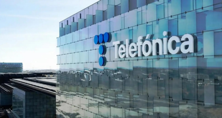 Fachada de un edificio corporativo de Telefónica Hispam