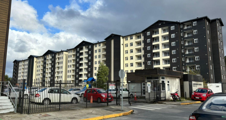 A 5 meses de su entrega: residentes de condominio de Valdivia reclaman por fallas en departamentos
