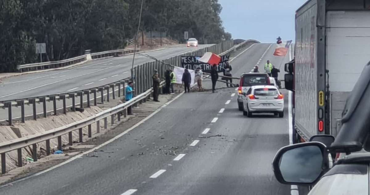 Vecinos de La Ligua se manifiestan e interrumpen tránsito por Ruta 5 Norte: están sin electricidad
