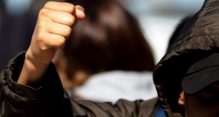 Reportan riña en colegio de Villa Alemana: estudiante debió ser tomado por trabajadores del recinto