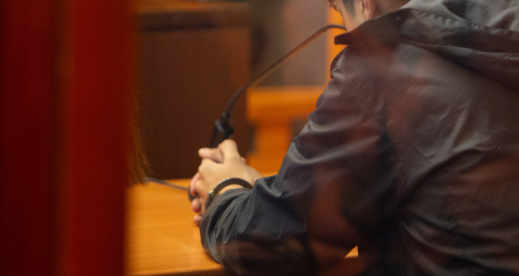 Internación provisoria para menor de 14 años acusado de vender droga afuera de un colegio en Quellón