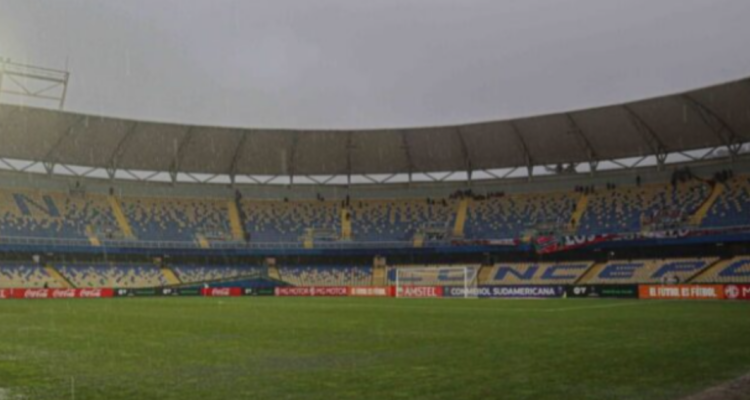mal estado de la cancha estadio ester roa