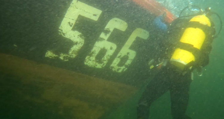 Hallan carpa y otros elementos correspondientes a lancha Bruma que naufragó en costa de Coronel