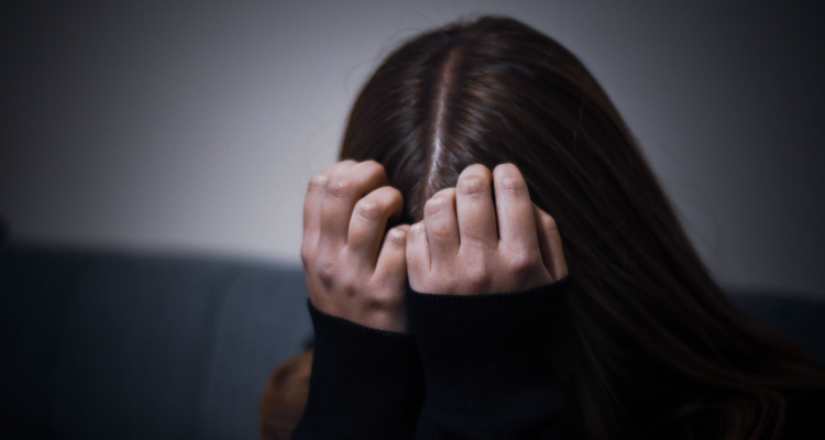 Denuncian agresión a profesora en escuela de Penco: fue increpada y golpeada por una apoderada