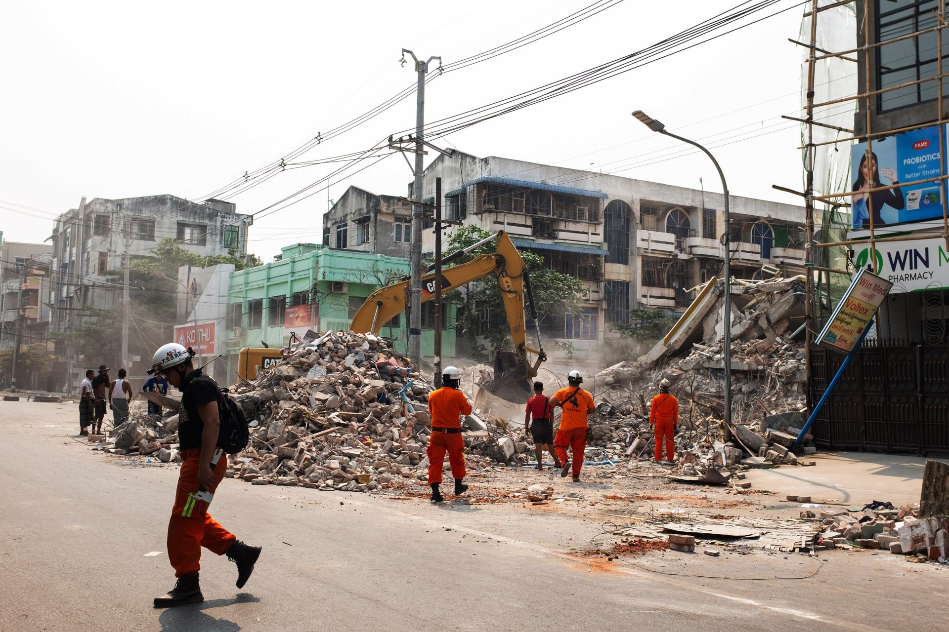 Rescatistas buscan a sobrevivientes en Mandalay, Birmania