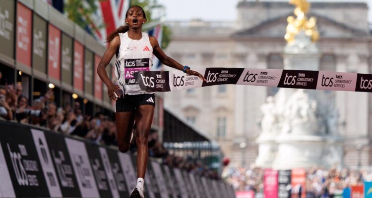 Tigst Assefa batió récord femenino en Maratón de Londres.
