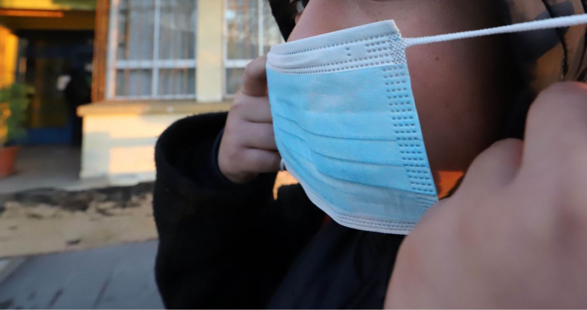 Uso obligatorio de mascarillas; cuáles son los modelos tipos que están permitidos en Chile por Alerta Sanitaria, quiénes, dónde y hasta cuándo deben usarla.