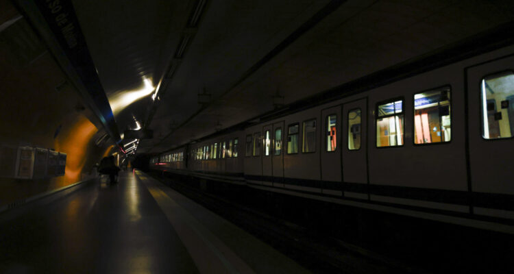 Andén de una estación de metro completamente a oscuras en Madrid debido al apagón en el suministro eléctrico