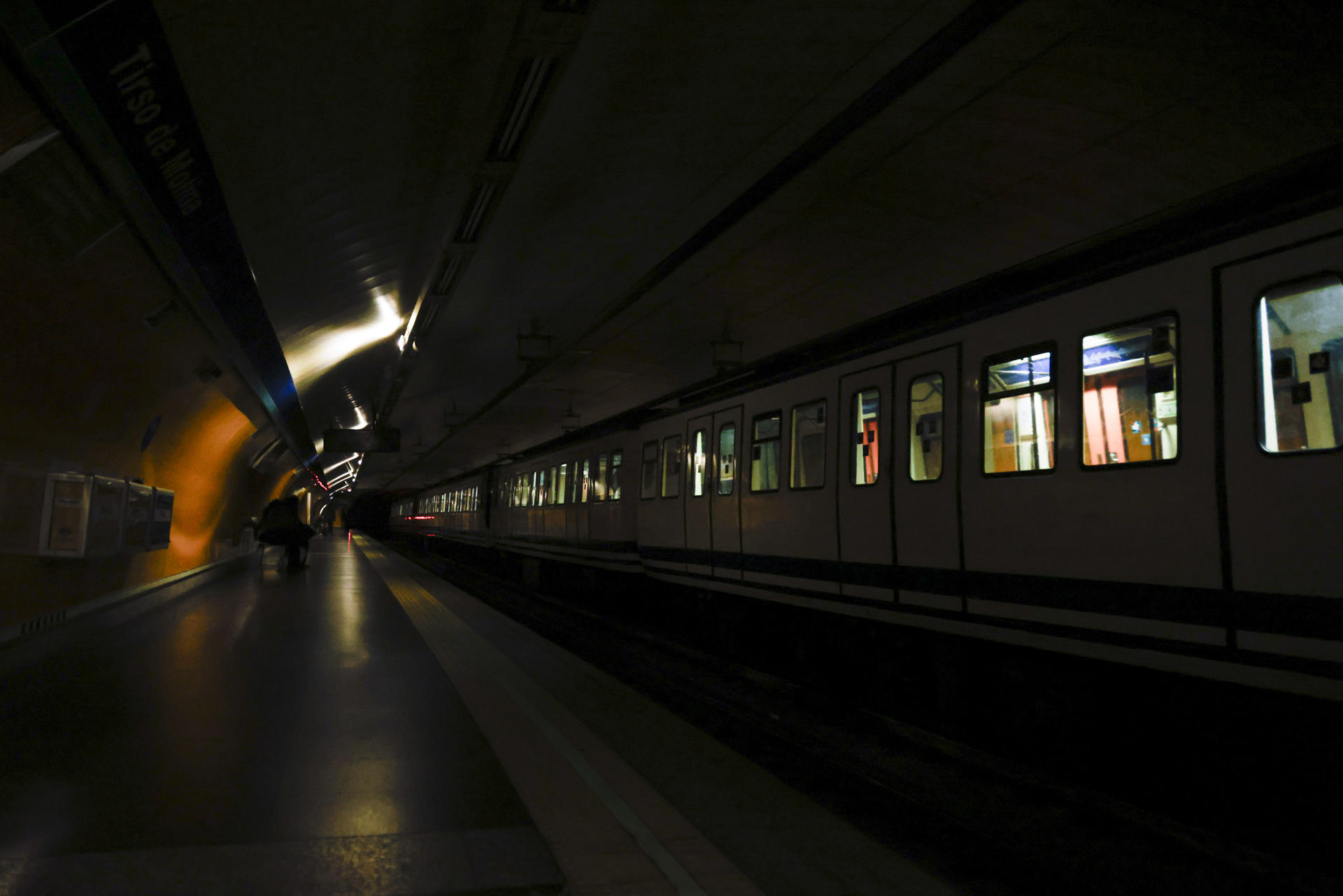 Andén de una estación de metro completamente a oscuras en Madrid debido al apagón en el suministro eléctrico