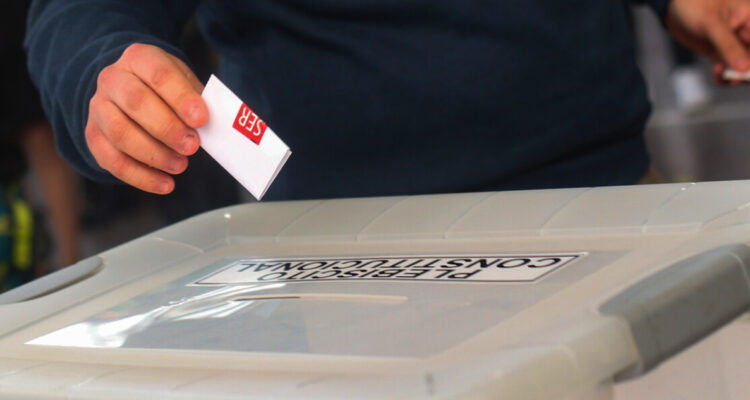 Tricel absuelve a Democracia Viva y Aprueba por Chile: Servel no probó coordinación para eludir gastos