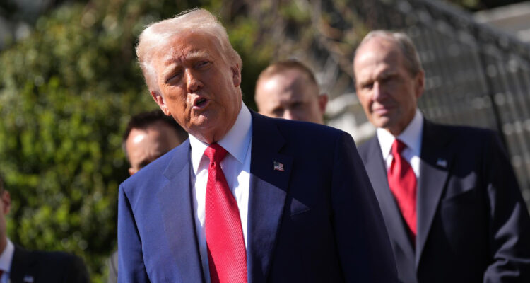 Fue “escrito con el corazón” y en la mañana: Trump sale a explicar cómo decidió su giro arancelario