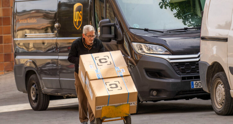 UPS despedirá a 20 mil trabajadores por reducción en las entregas de Amazon