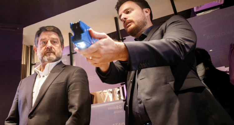 Gobernador Orrego exige valer compromiso del gobierno para uso de armas no letales en santiago